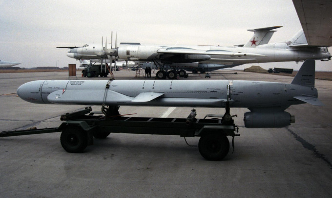 Tên lửa hành trình Kh-55SM tại một căn cứ oanh tạc cơ Nga hồi năm 2005. Ảnh: Topwar