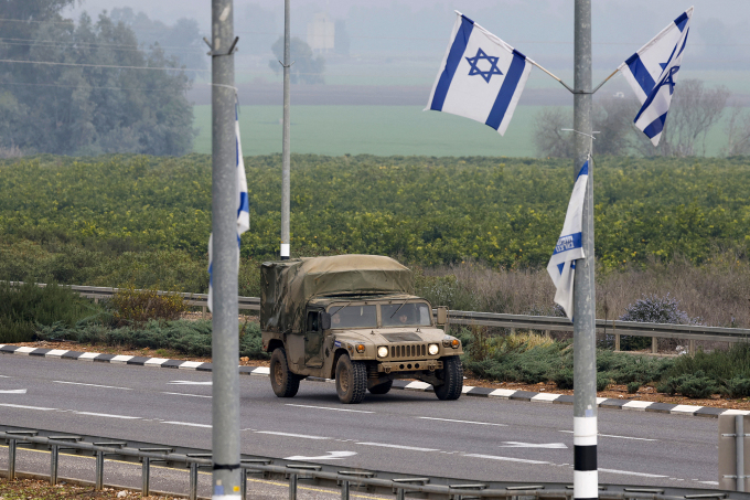 Xe quân sự Israel gần thị trấn Kiryat Shmona, sát biên giới Lebanon, ngày 3/1. Ảnh: AFP