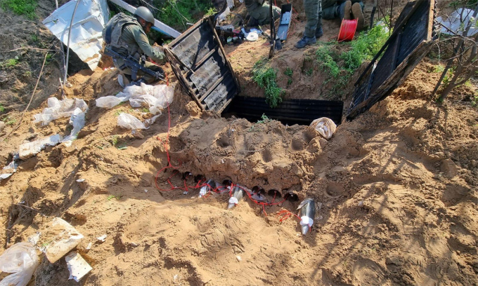 Binh sĩ Israel cạnh bệ phóng rocket đặt ngầm dưới đất ở miền bắc Dải Gaza ngày 7/1. Ảnh: IDF