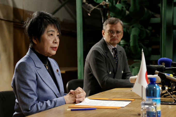 Ngoại trưởng Nhật Bản Yoko Kamikawa (trái) họp báo chung với người đồng cấp Ukraine Dmytro Kuleba bên dưới một hầm tránh bom ở thủ đô Kiev ngày 7/1. Ảnh: AFP
