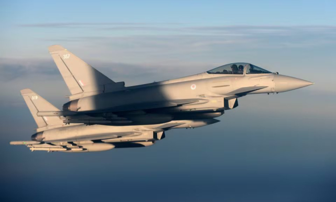 Chiến đấu cơ Eurofighter Typhoon bay trình diễn tại Anh tháng 1/2020. Ảnh: Reuters