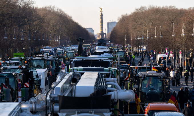 Máy kéo, xe tải trên tuyến phố ở trung tâm Berlin, Đức, sáng 8/1. Ảnh: AFP