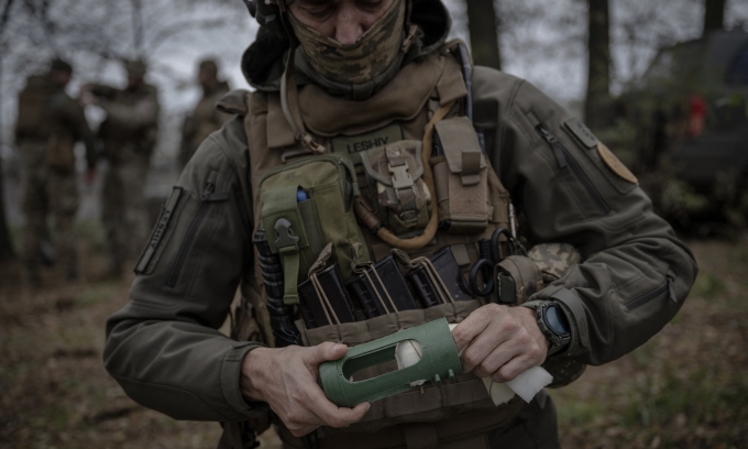 Binh sĩ Ukraine sử dụng UAV ở Zaporizhzhia hồi tháng 11/2023. Ảnh: AFP