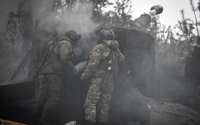 Binh sĩ Nga khai hỏa lựu pháo Msta-B tại Ukraine tháng 11/2023. Ảnh: RIA Novosti