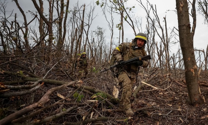 Lính Ukraine chiến đấu gần thành phố Bakhmut, tỉnh Donetsk tháng 5/2023. Ảnh: Reuters