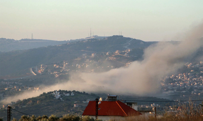 Khói bốc lên sau khi Israel tập kích một ngôi làng ở Lebanon ngày 9/1. Ảnh: AFP