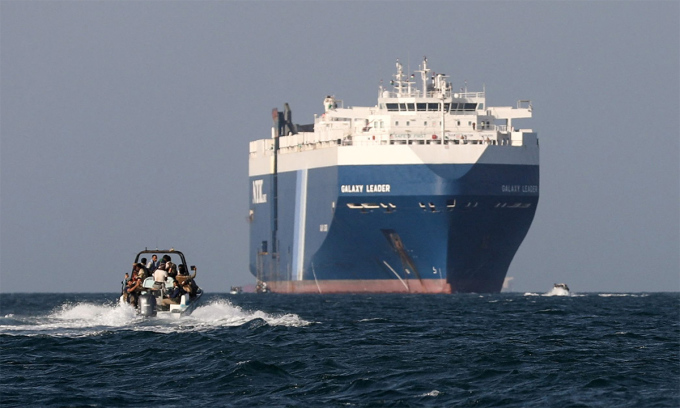 Tàu hàng Galaxy Leader neo đậu ngoài khơi Yemen tháng 12/2023. Ảnh: Reuters