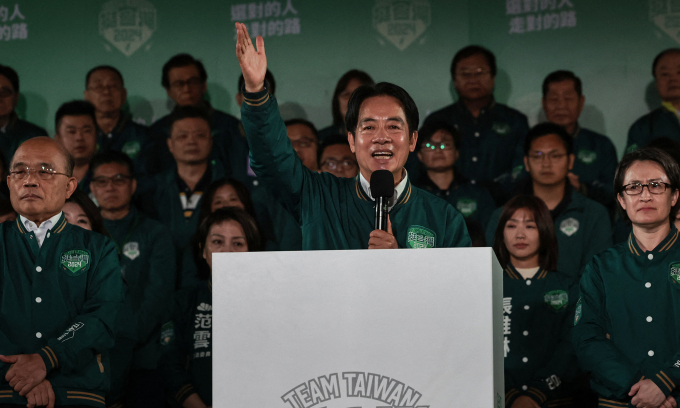 Lại Thanh Đức (giữa) tuyên bố chiến thắng trước trụ sở đảng Dân chủ Tiến bộ (DPP) ở Đài Bắc vào ngày 13/1. Ảnh: AFP