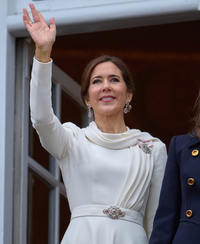 Bộ trang sức hồng ngọc kim cương kết hợp cùng váy trắng của Hoàng hậu Đan Mạch. Ảnh: AFP