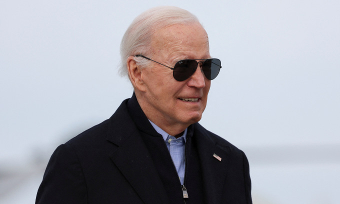 Ông Biden chuẩn bị lên chuyên cơ Không lực Một tại căn cứ Andrews hôm 13/1. Ảnh: Reuters