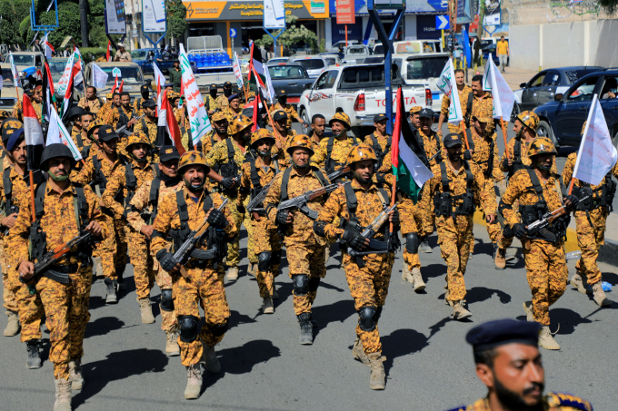 Lực lượng Houthi diễu binh trên đường phố thủ đô Sanaa, Yemen, để thể hiện ủng hộ với người dân Palestine hồi tháng 10/2023. Ảnh: AFP