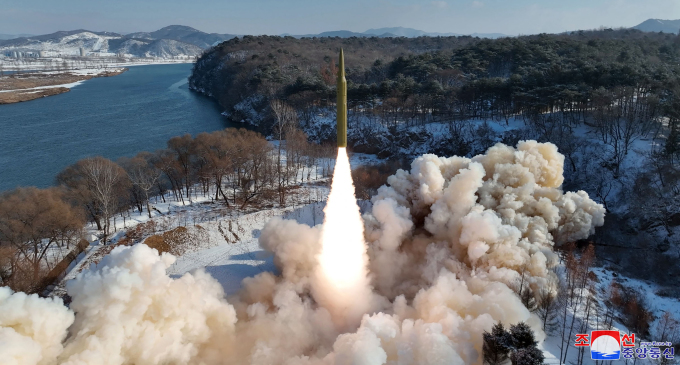Bức ảnh do hãng thông tấn KCNA công bố ngày 15/1 cho thấy vụ thử tên lửa đạn đạo nhiên liệu rắn tầm trung tại một địa điểm không xác định của Triều Tiên. Ảnh: KCNA