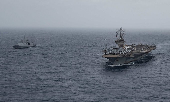 Tàu hộ vệ Languedoc của Pháp và tàu sân bay USS Ronald Reagan của Mỹ di chuyển trên Biển Arab hồi năm 2021. Ảnh:US Navy