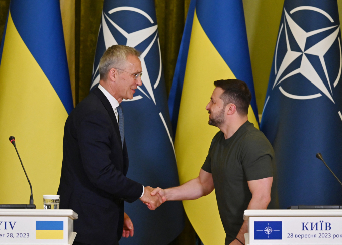 Tổng thư ký NATO Jens Stoltenberg (trái) và Tổng thống Ukraine Volodymyr Zelensky tại Kiev hồi tháng 9/2023. Ảnh: AFP