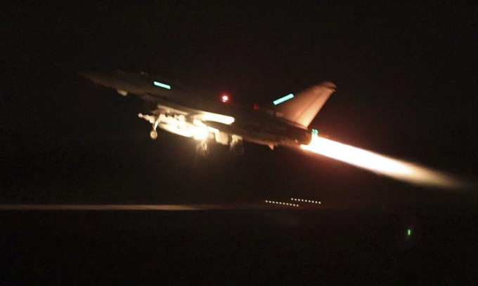 Tiêm kích Typhoon Anh cất cánh trong chiến dịch không kích Houthi hôm 12/1. Ảnh: BQP Anh