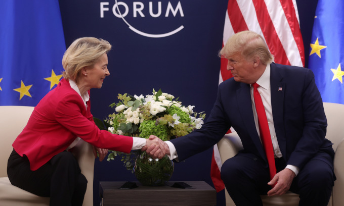 Chủ tịch Ủy ban châu Âu Ursula von der Leyen và ông Trump trong cuộc gặp tại Thụy Sĩ hồi tháng 1/2020. Ảnh: Reuters