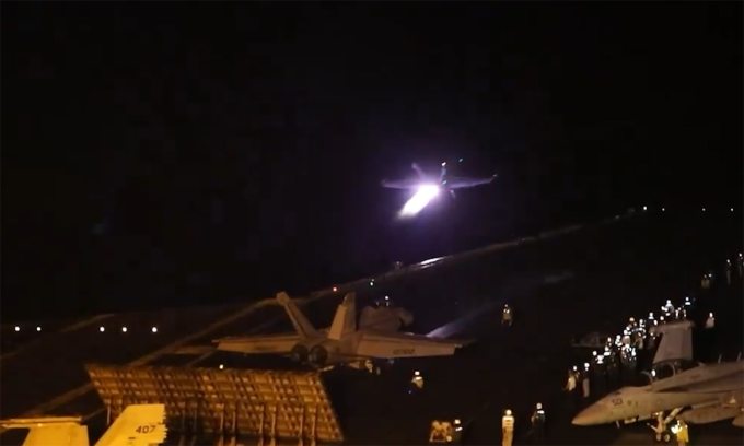 áy bay Mỹ cất cánh tham gia vụ không kích lực lượng Houthi tại Yemen ngày 11/1. Ảnh: CENTCOM
