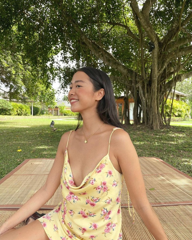 Hot girl Pháp gốc Việt sở hữu làn da nâu, mặc váy lụa dây mỏng như sợi chỉ là quyến rũ bất bại - 11