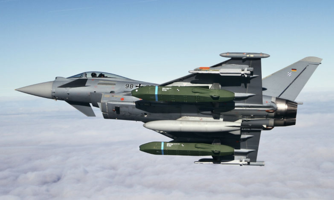Chiến đấu cơ Eurofighter Typhoon mang theo tên lửa hành trình Taurus. Ảnh: Airbus Defence