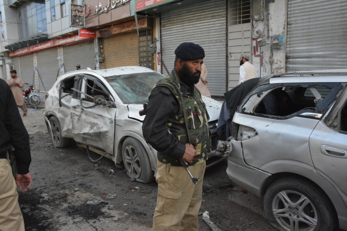 Cảnh sát vũ trang Pakistan tại hiện trường vụ đánh bom khủng bố ở Balochistan  nhắm vào xe quân sự khiến 4 người chết vào tháng 10/2023. Ảnh: AFP