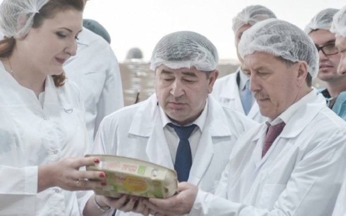 Vua trứng Shiryaev (giữa), chủ sở hữu trang trại gia cầm Tretyakskaya ở vùng Voronezh. Ảnh: TASS