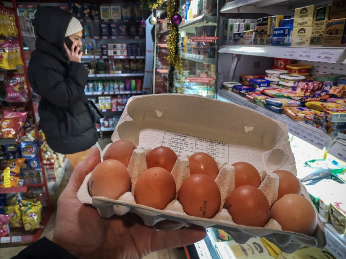 Khách hàng bên khay trứng gà mua từ một cửa hàng ở thủ đô Moskva, Nga, hồi tháng 11/2023. Ảnh: AFP