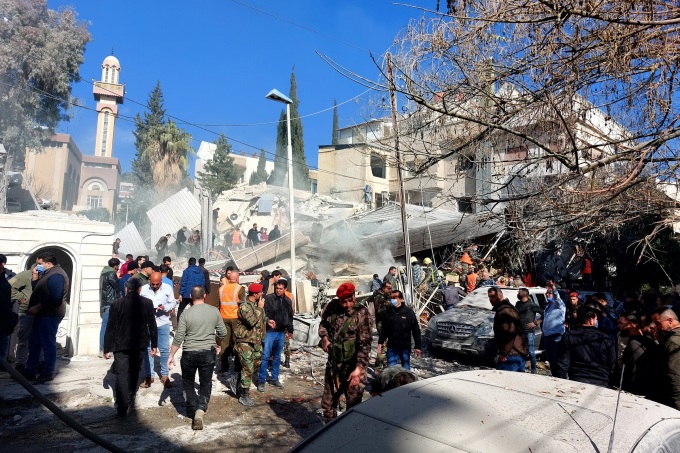 Người dân và lực lượng an ninh tập trung tại tòa nhà bị phá hủy ở Damascus, nghi do Israel thực hiện, ngày 20/1. Ảnh: AFP