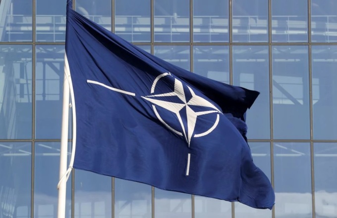 Cờ NATO tại trụ sở ở Brussels, Bỉ hồi tháng 10/2021. Ảnh: Reuters