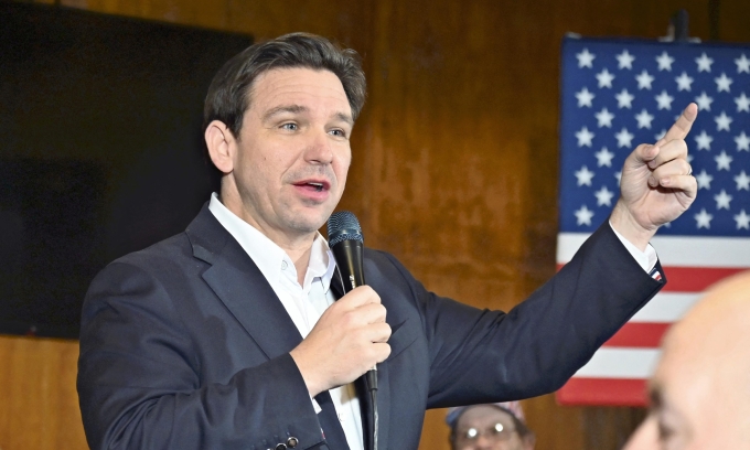 Thống đốc bang Florida Ron DeSantis trong một sự kiện tranh cử ở Ames, Iowa, hôm 11/1. Ảnh: AFP