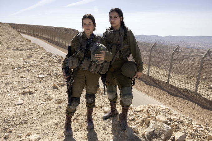 Marom (phải) và Eliora (trái), lính tiểu đoàn Bardelas, trong cuộc tập trận dọc biên giới Israel - Ai Cập gần Har Harif, phía đông thành phố Mitzpe Ramon ở miền nam Israel, ngày 18/1. Ảnh: AFP