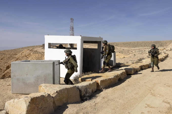 Các nữ binh Israel tập trận dọc biên giới Israel - Ai Cập gần Har Harif, phía đông thành phố Mitzpe Ramon ở miền nam Israel, ngày 18/1. Ảnh: AFP