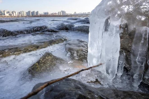Hàn Quốc chìm trong giá lạnh -21 độ C, sông Hàn đóng băng tạo nên cảnh tượng hiếm có - Ảnh 3.