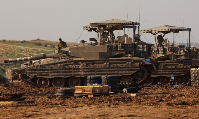 Xe tăng Merkava Mark 3 Israel triển khai gần Dải Gaza hôm 19/1. Ảnh: Xinhua