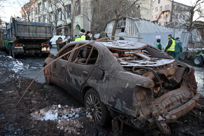 Chiếc ô tô bị hư hại sau một vụ tập kích tên lửa vào thành phố Kharkov, Ukraine, hôm 16/1. Ảnh: AFP