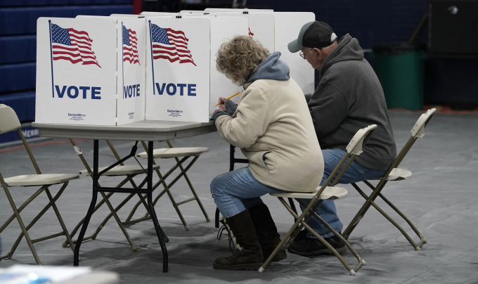 Cử tri New Hampshire bỏ phiếu bầu sơ bộ tại thành phố Concord ngày 23/1. Ảnh: AFP
