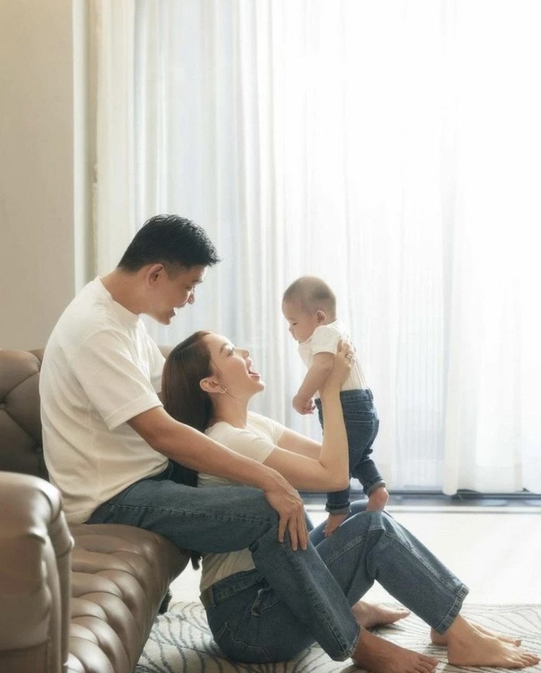Minh Hằng khoe ảnh gia đình mặc đồ tông xuyệt tông đầy dễ thương.