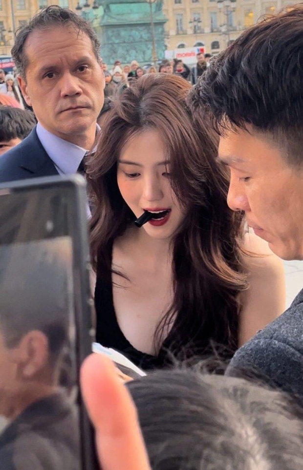 Han So Hee bị phóng viên chê bai ăn mặc gây xấu hổ ở show Dior, netizen xứ Hàn kéo nhau vào phản pháo - Ảnh 6.