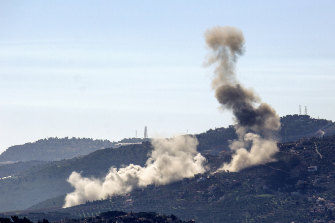 Khói bốc lên từ ngôi làng Odaisseh của Lebanon gần biên giới sau một cuộc oanh tạc của Israel hôm 20/1. Ảnh: AFP