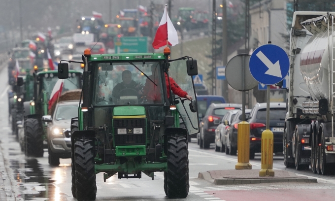 Nông dân Ba Lan lái xe máy kéo biểu tình trên đường phố Deblin hôm 24/1. Ảnh: AFP