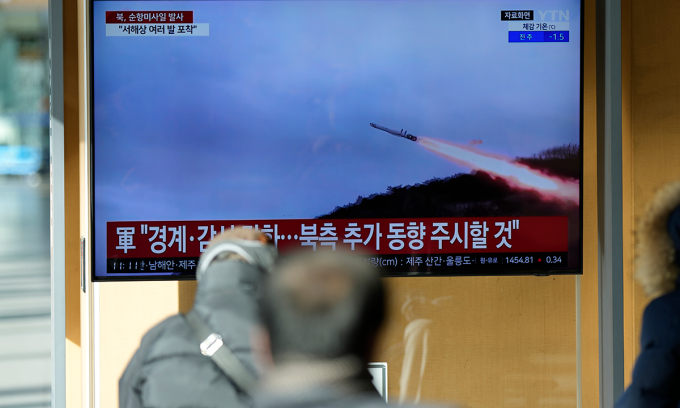 Người dân Hàn Quốc xem bản tin về vụ phóng tên lửa của Triều Tiên ngày 24/1. Ảnh: AP