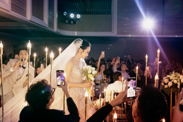 Đám cưới Tronie - Kiều Ngân tại TP.HCM: Cô dâu đeo trang sức 500 triệu đồng, Khánh Vân bắt được hoa độc lạ - Ảnh 5.