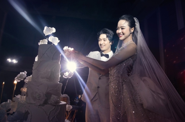 Đám cưới Tronie - Kiều Ngân tại TP.HCM: Cô dâu đeo trang sức 500 triệu đồng, Khánh Vân bắt được hoa độc lạ - Ảnh 7.