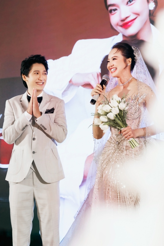 Đám cưới Tronie - Kiều Ngân tại TP.HCM: Cô dâu đeo trang sức 500 triệu đồng, Khánh Vân bắt được hoa độc lạ - Ảnh 8.