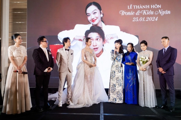 Đám cưới Tronie - Kiều Ngân tại TP.HCM: Cô dâu đeo trang sức 500 triệu đồng, Khánh Vân bắt được hoa độc lạ - Ảnh 11.