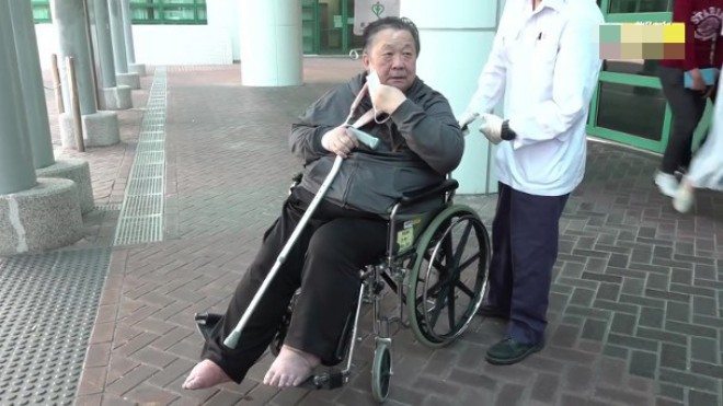 Tần Hoàng bị ngã khi đóng phim ở Hong Kong.
