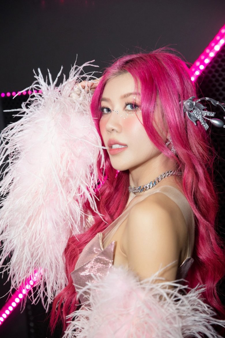 Màu tóc hồng của nữ ca sĩ cũng đã tạo nên xu hướng màu nhuộm được yêu thích gần đây trong cộng đồng giới trẻ Việt Nam.