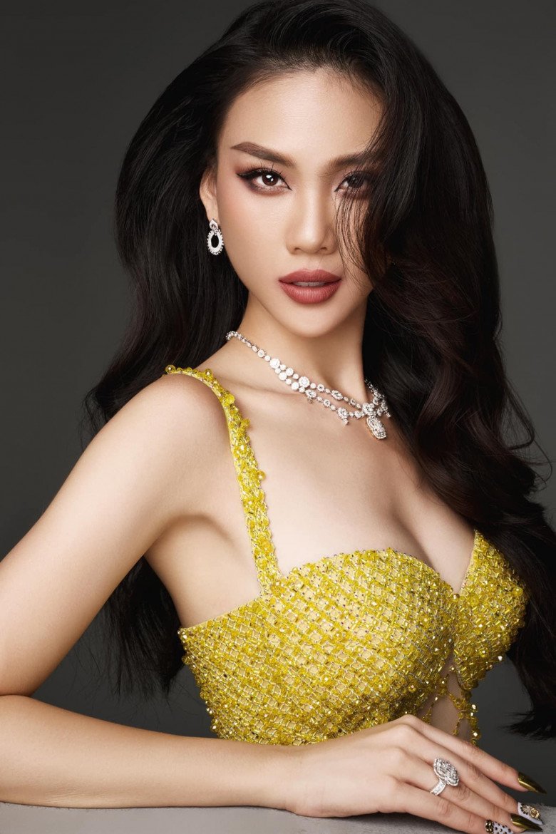 Nhan sắc trước đây của Bùi Quỳnh Hoa, cô luôn được khen ngợi vì gương mặt xinh đẹp, các đường nét thanh tú và thần thái chuẩn beauty queen.