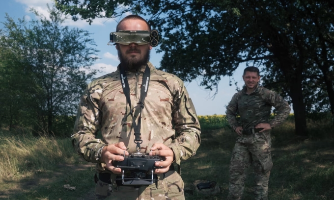 Binh sĩ Ukraine vận hành UAV FPV ở ngoại ô Zaporizhzhia tháng 8/2023. Ảnh: Guardian