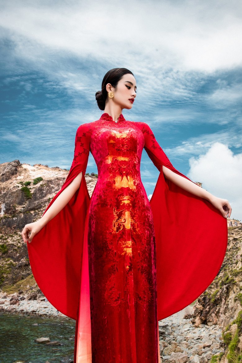 Hoa hậu Ý Nhi hút mắt trong mẫu áo dài có họa tiết tinh xảo.