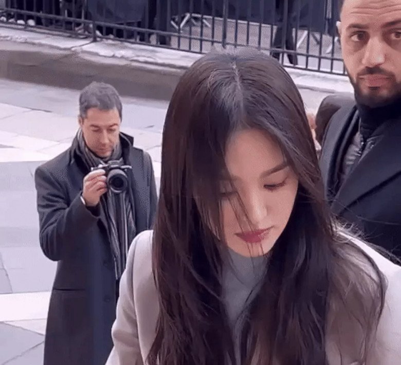 Khoảnh khắc bay tóc của Song Hye Kyo gây bão mạng xã hội. 